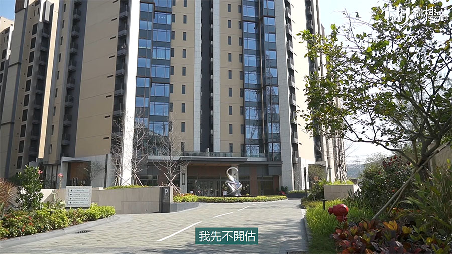 由正門經過住客專屬的路段,便能到達屋苑會所,周邊種有不少常綠植物