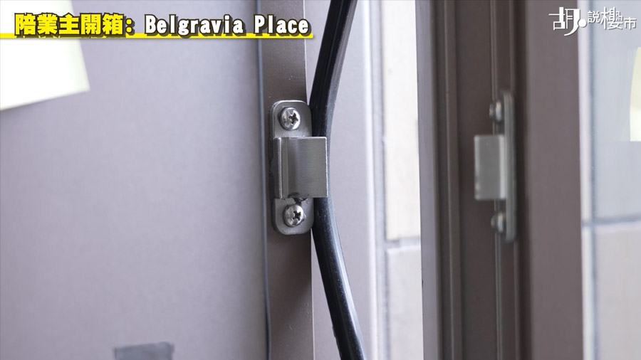 一間房的窗戶膠邊已脫落