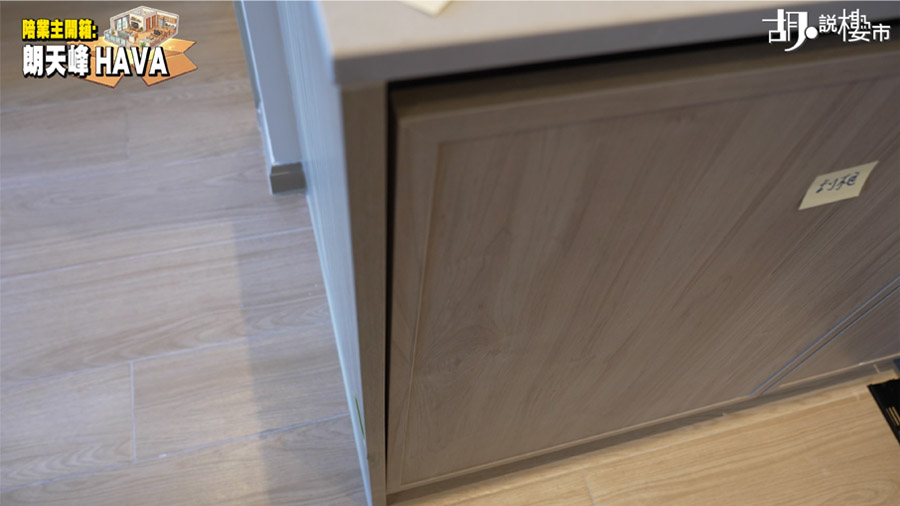 最嚴重的是洗衣機櫃門開啟時會刮到邊框