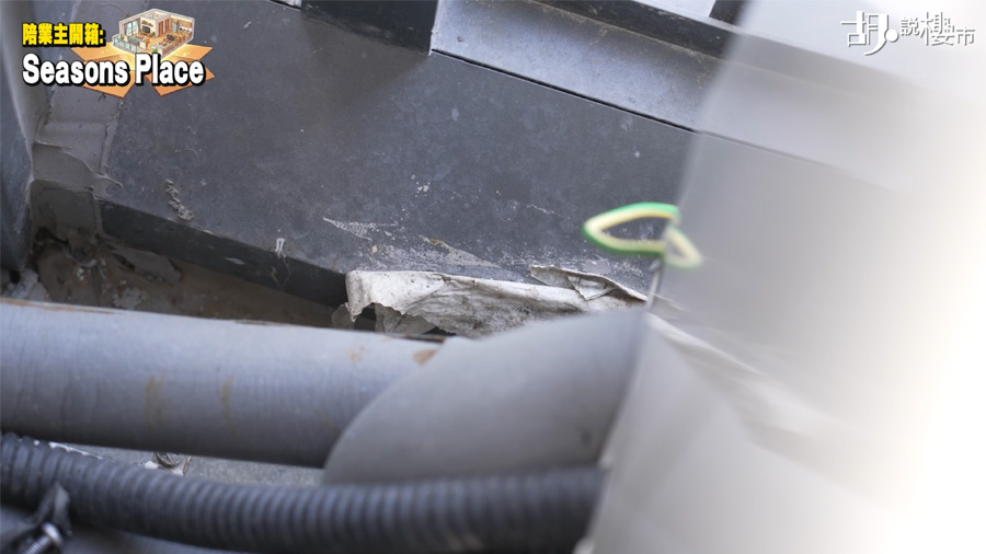 托門位置留有難以清潔的膠紙