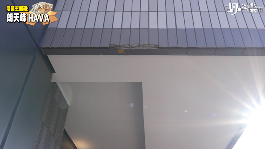 牆磚亦有明顯破損