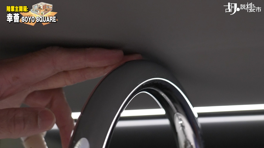 水龍頭轉動時會與上方木板摩擦，日後維修及清潔極為困難