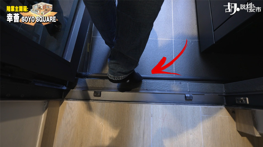  工作平台門口外露兩條入水及排水喉管，增加絆倒或爆喉風險 