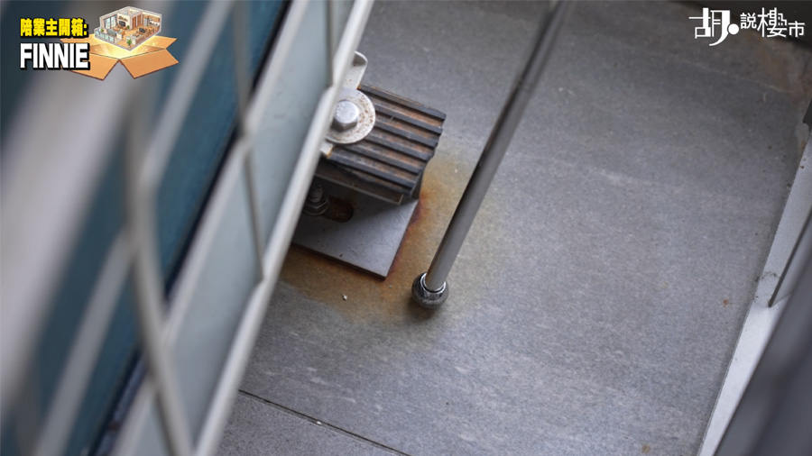 冷氣機背架鬆脫及地磚有鏽跡。