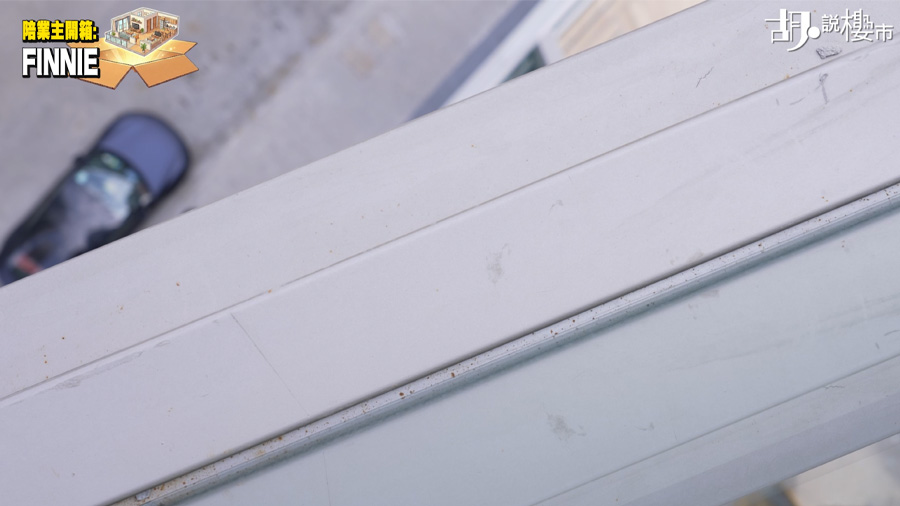 欄杆底部未有唧膠密封