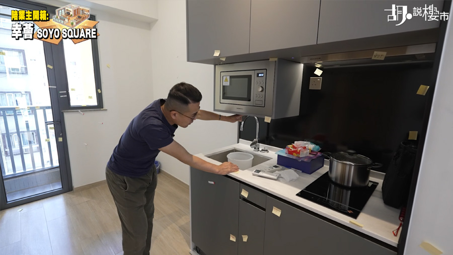 水龍頭轉動時會與上方木板摩擦