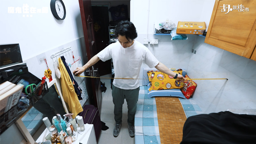 我們跟隨社工探訪居於「三無大廈」的基層租戶「玲姐」。